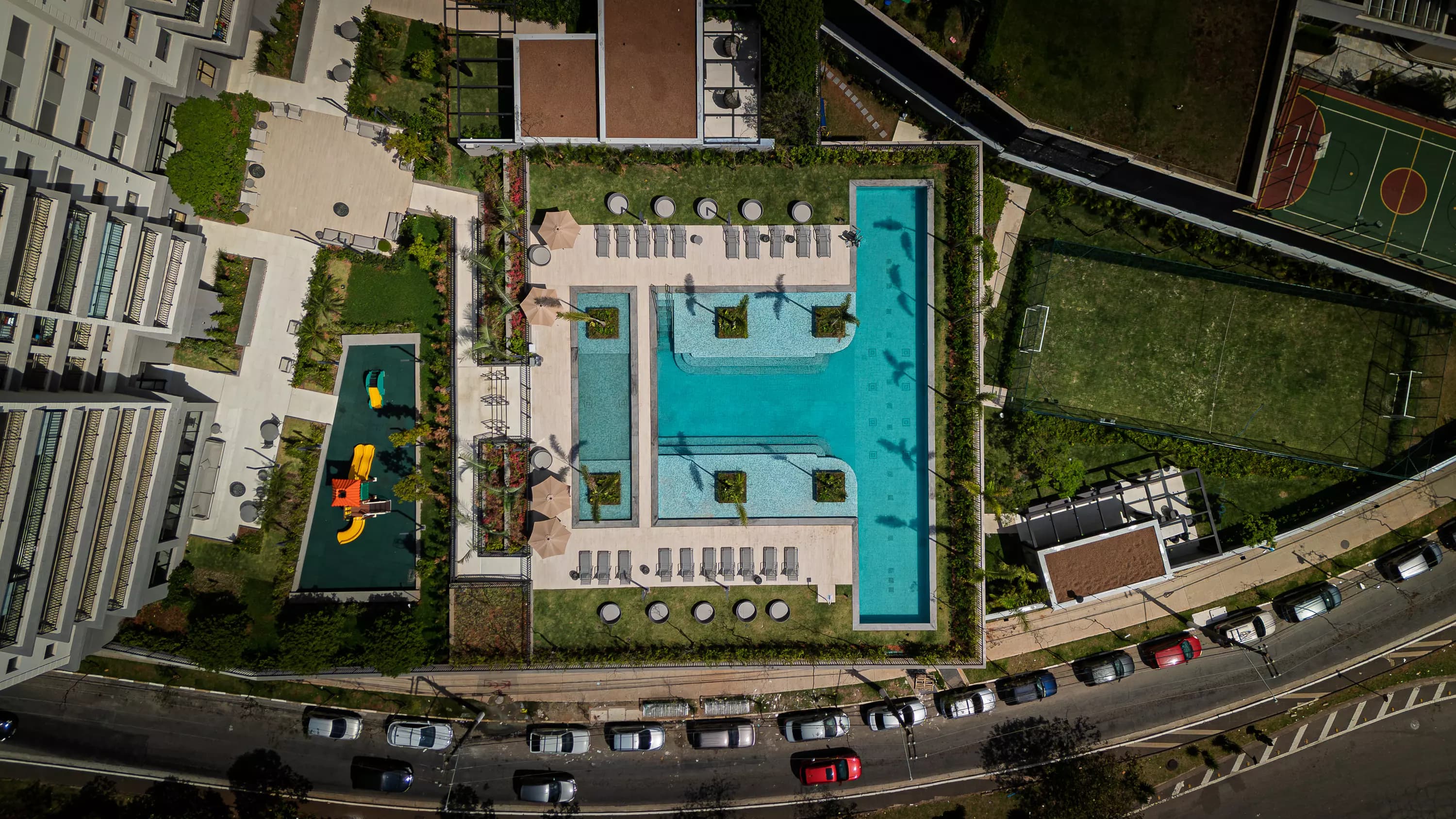 Foto do drone aéreo (piscina, playground e quadra)